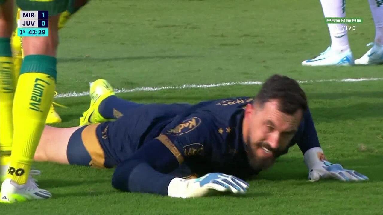 巴塔利亚（尤文图德）在上半场对阵米拉索尔的射门中做出扑救