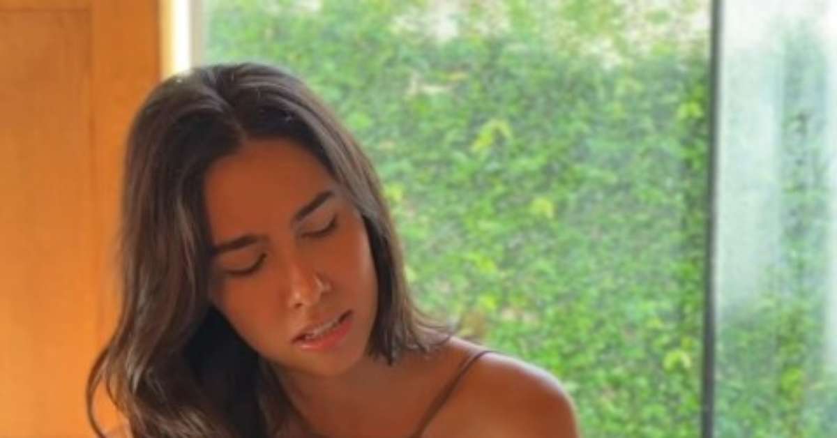 Singer moves audience with rendition of 'Baby' in tribute to Gal Costa