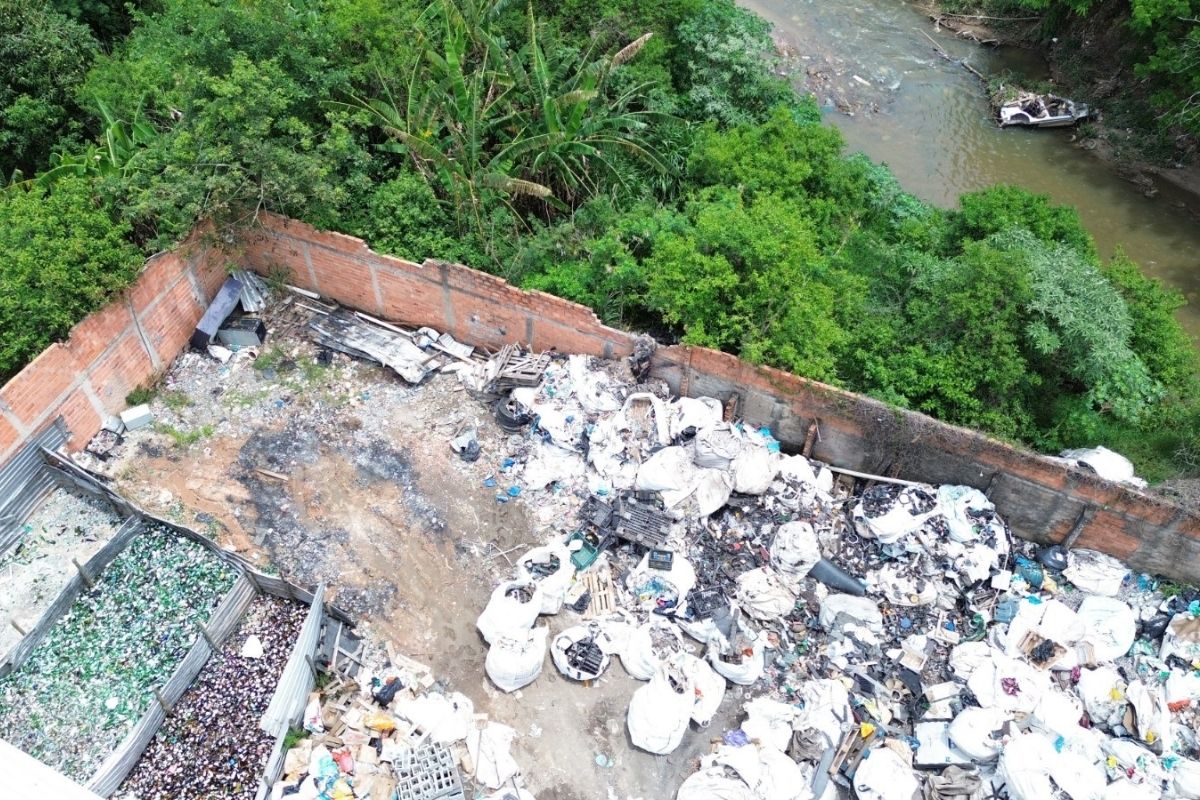 Man arrested for dumping tons of waste into a river in Campinas